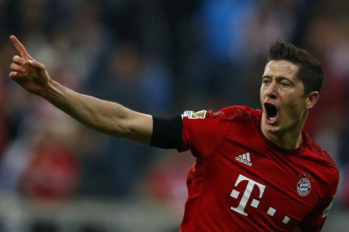 فوز بافاري مثير في الدوري الألماني روبرت-ليفاندوفسكي