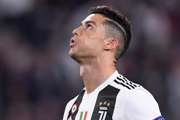 شاهد.. الحكم يثير غضب رونالدو  بسبب تسرعه 48362144_303