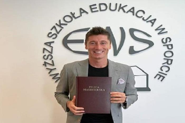 124-004806-robert-lewandowski-professor_700x400