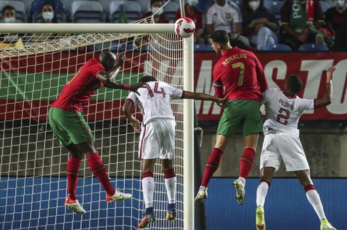 لقطة-من-مباراة-البرتغال-وقطر-780x470