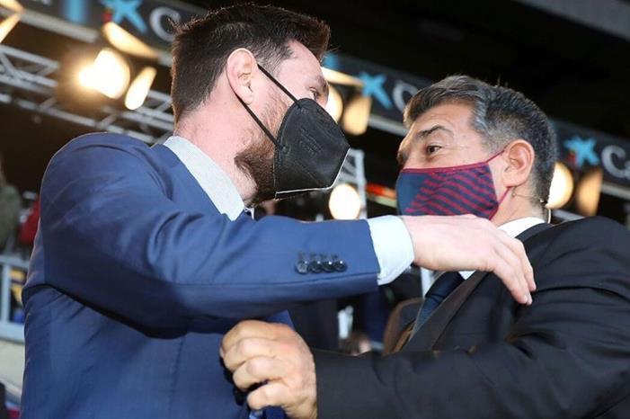 ميسي غاضب من لابورتا بسبب تصريحات اللعب لبرشلونة مجانا messi-3