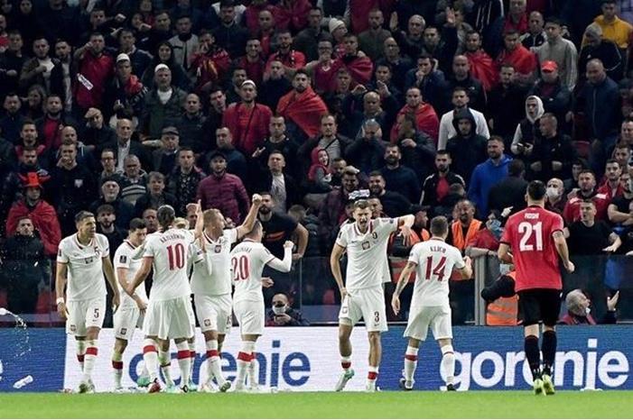 شاهد.. اعتداء الجماهير الألبانية الغاضبة بالزجاجات على لاعبي بولندا 6166d9a64c59b7254212677b