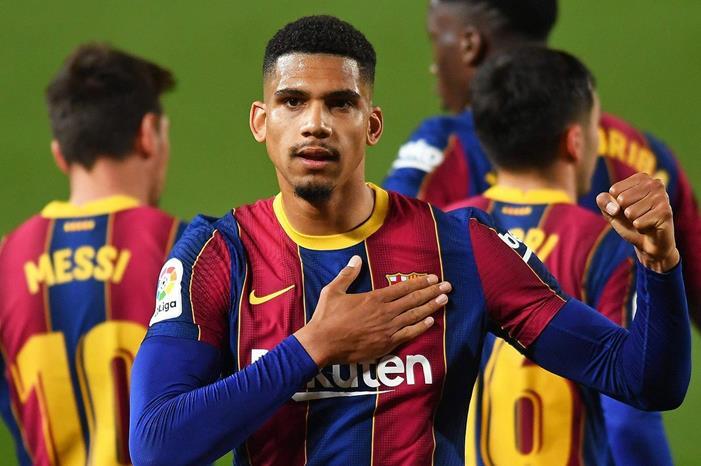 برشلونة يعلن إصابة مدافعه أراوخو ronald-araujo