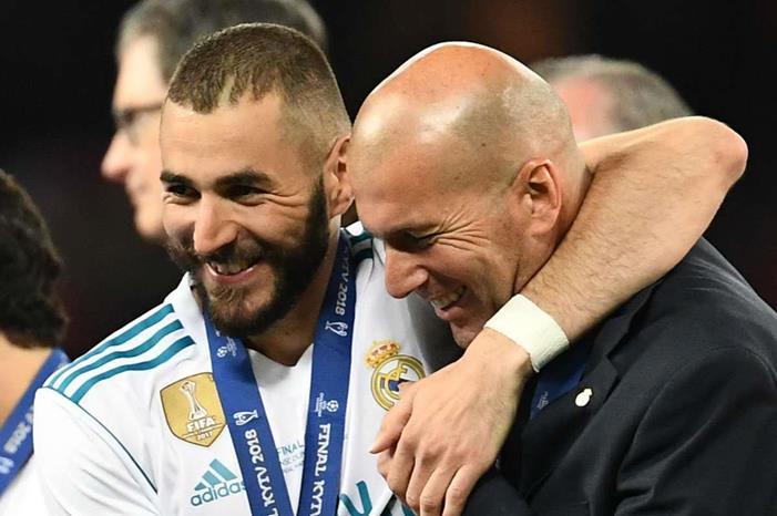زيدان يرشح بنزيما للتتويج بالكرة الذهبية benzema-zidane-real-madrid_dscuuhyoha5310f29758fw8r6