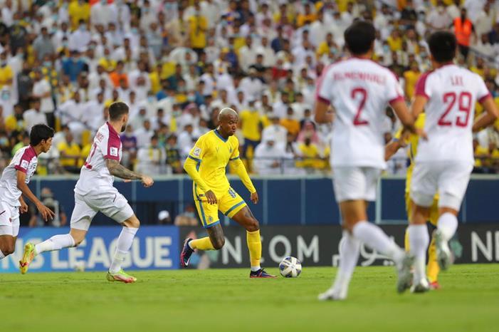 بالصور .. شيء غريب يظهر داخل شورت نجم النصر.. ما هو؟ 331142b712