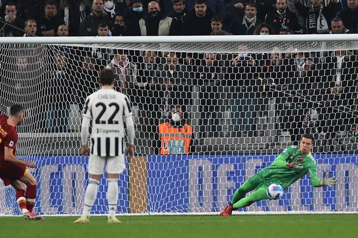 حكم مباراة يوفنتوس وروما يثير الجدل بإلغائه هدف تامي أبراهام ROM