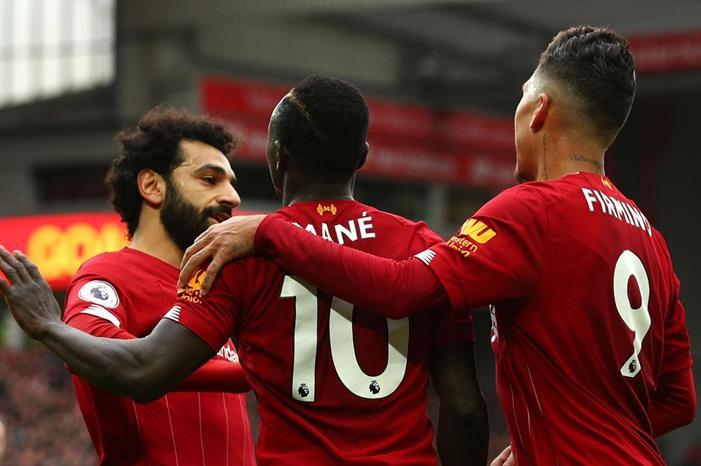 السماح للاعبي البريميرليج الحاصلين على التطعيم بالسفر لدول القائمة الحمراء salah-mane-firmino
