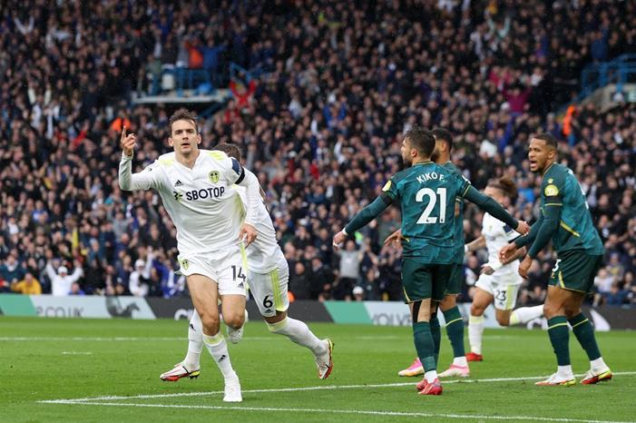 ليدز يونايتد يحقق فوزه الأول بالدوري الإنجليزي 501