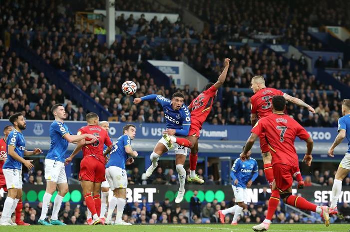 إيفرتون يسقط بخماسية بالدوري الإنجليزي 1348250096