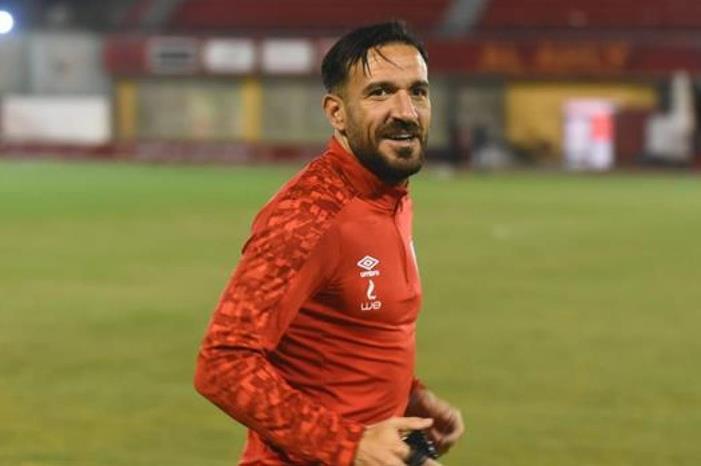 تعثر مفاوضات تجديد عقد علي معلول مع الأهلي c0cd8f9ba912f524a57db931b2096636