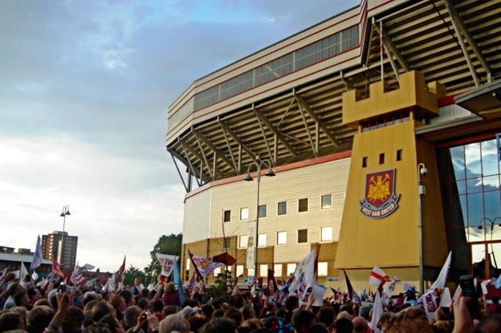 اشتباكات عنيفة بين مشجعي وست هام وتوتنهام - فيديو 1280px-WestHamFans2005