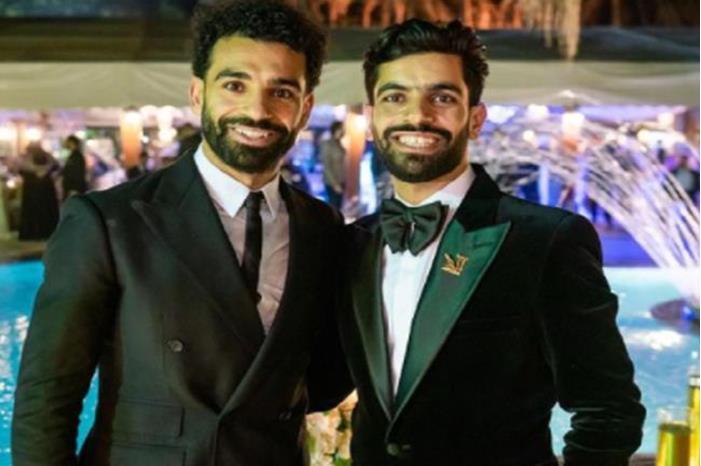 شقيق صلاح يسخر من نجم مانشستر يونايتد بعبارة طريفة (صورة) 6176a6a04c59b7105379e0aa