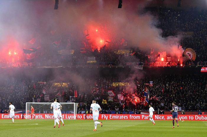 شاهد .. مشجّع يوقف هجمة لميسي في كلاسيكو فرنسا fans