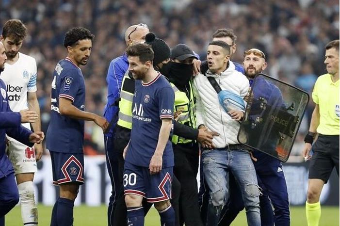 إطلاق سراح مشجع جزائري اقتحم الملعب وعرقل ميسي 61796ffa4c59b74a2c2485b8