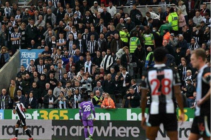 مشجع نيوكاسل يغادر المستشفى 5890572_1635422831