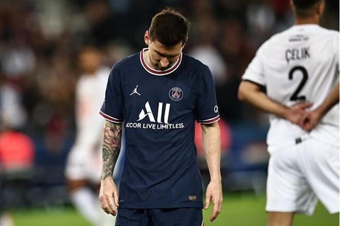 كشف سبب تبديل ميسي بين شوطي مباراة باريس سان جيرمان وليل 617cd23c4c59b7474449b516