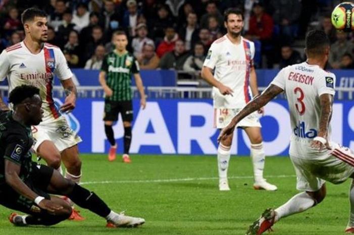 ليون يفوز على لانس بالدوري الفرنسي 3538839_1635627321