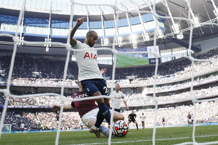 توتنهام يستعيد نغمة الانتصارات بهدية من أستون فيلا