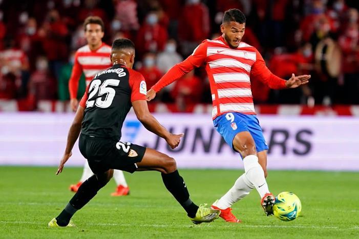 إشبيلية يرفض هدية ريال مدريد بالدوري الإسباني FAzD4RyXoAgXDYm