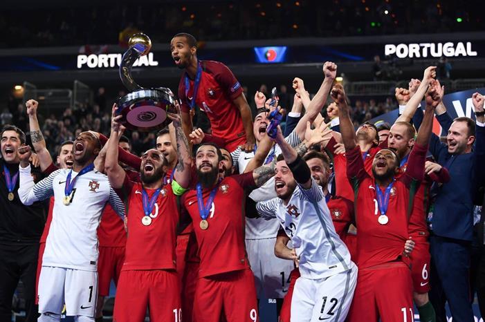 FAt_gN7XsAgIB6Y-scaled