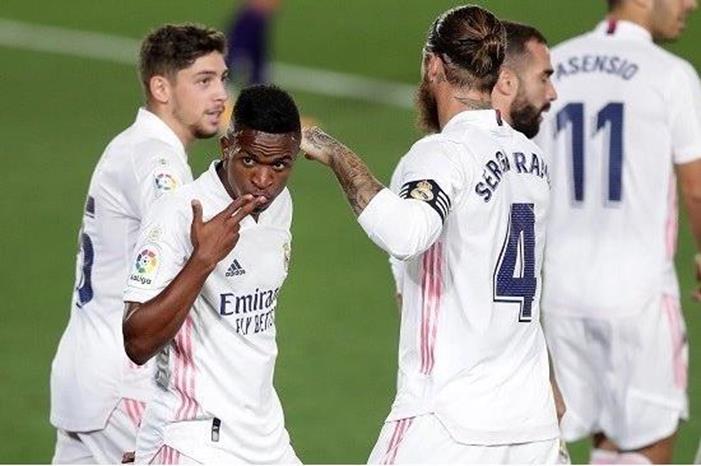 تخبط الدفاع يدفع الريال لضم أنطونيو روديجر GettyImages-1277624945-1-29