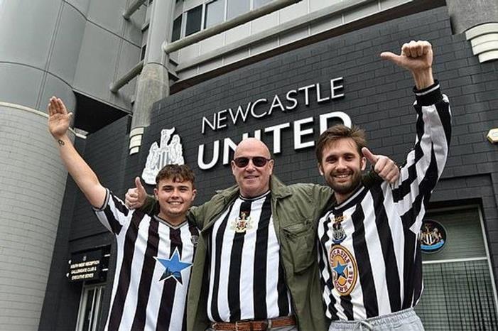 شاهد .. احتفالات جنونية لجماهير نيوكاسل بعد الاستحواذ السعودي 138-210856-2_1615f29a87e391