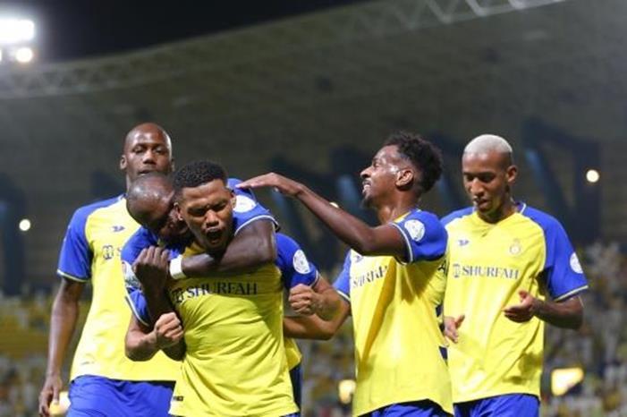 النصر يقسو على العدالة ويصعد لوصافة الدوري السعودي من احتفال لاعب النصر أيمن يحيي بهدفه في شباك العدالة