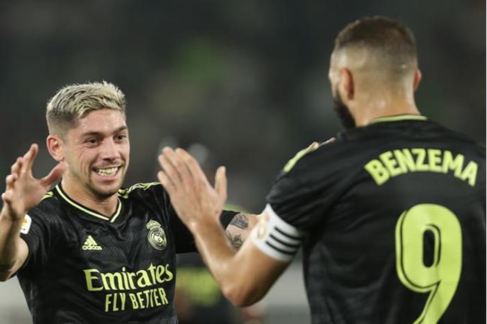 بنزيما يحتفل بفوزه بالكرة الذهبية بقيادته ريال مدريد لتحقيق انتصار جديد 63506f964236047d9a280259