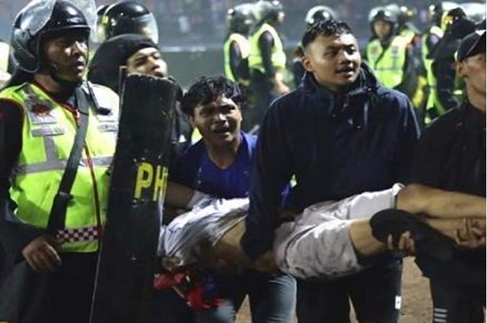 مصرع 127 وإصابة 180 في مباراة كرة قدم بإندونيسيا aspa_usma00n