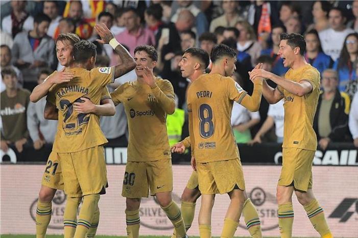 صورة.. ميسي وسواريز يحتفلان بفوز برشلونة القاتل afp_20221029_20221029-afp_32me9af_afp