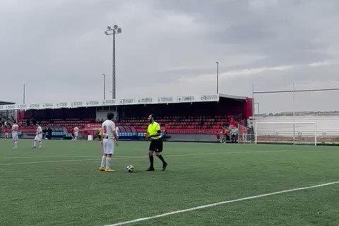 حدث غريب .. حكم يحتسب ركلة جزاء بعد نهاية المباراة بربع ساعة (فيديو) 5uq2Iat6CxTdiBuz