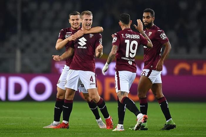 ظهير تورينو يحظى بإعجاب برشلونة 235719724