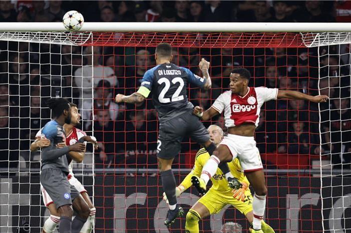 نابولي يكتسح أياكس بنصف دستة أهداف epa_soccer_2022-10_2022-10-04_2022-10-04-10223684_epa