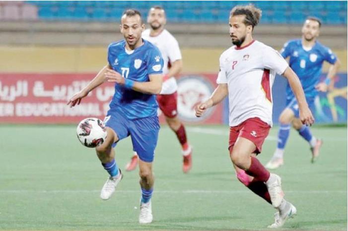 c5dbd211-لاعب-شباب-العقبة-أنس-أبو-طعيمة-ولاعب-معان-محمد-المشة-يتسابقان-على-الكرة-من-المصدر