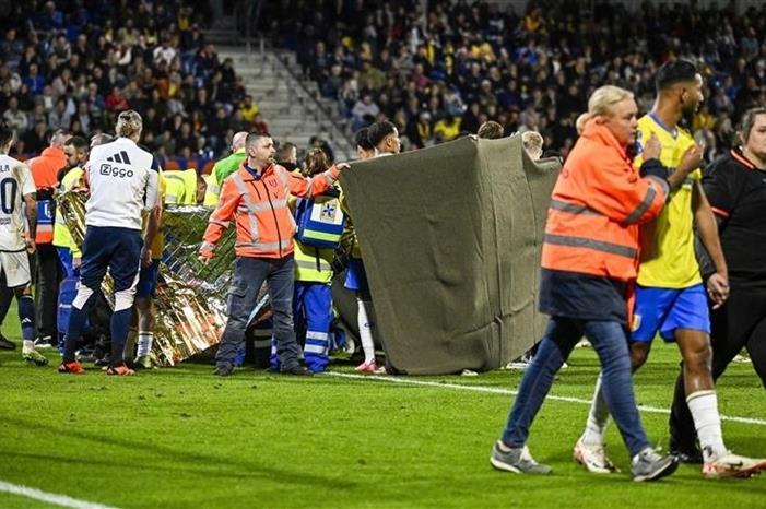 سقوط لاعب يتسبب بإلغاء مباراة بالدوري الهولندي 202310195826456KG