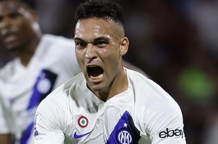 لاوتارو يقود إنتر لقمة الدوري الايطالي 2023101133176P0