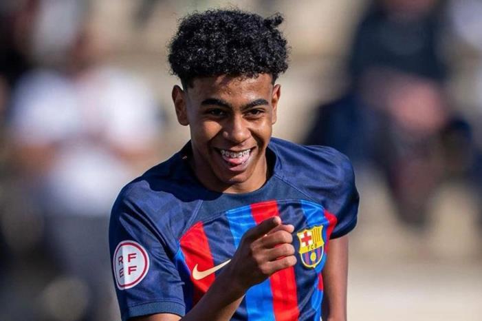تفاصيل تجديد عقد لامين يامال مع برشلونة 3