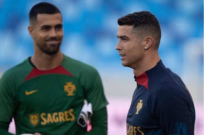 شاهد.. رونالدو يستعرض مهاراته بكرة السلة ويمازح زملاءه 6525a2704c59b7040822b084