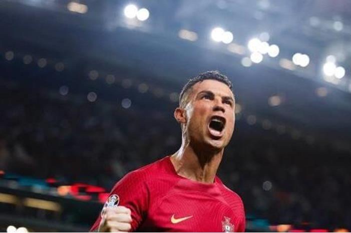 رونالدو يحتفل بالتأهل.. ويوجه رسالة للجماهير corr_485_koo_485628