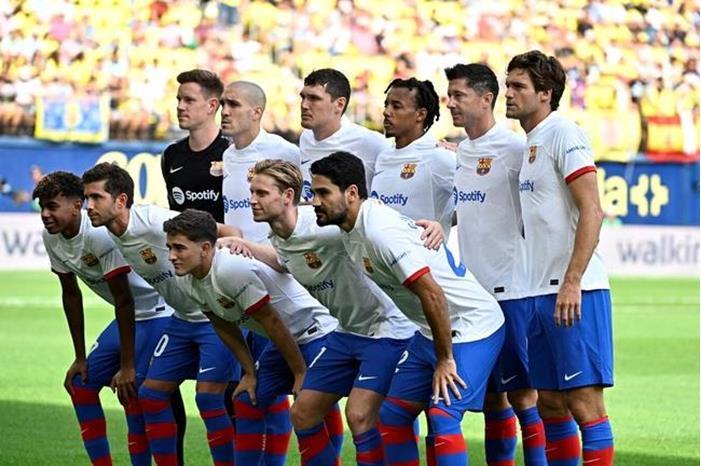 برشلونة يتخلص من نجمه بسبب وضعه المالي  652ce1a942360434fb43f0d5
