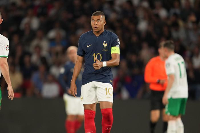 شاهد.. مبابي يسجل هدفاً خرافياً في تدريبات فرنسا ويترك الملعب F5cjl04XgAAqdDj