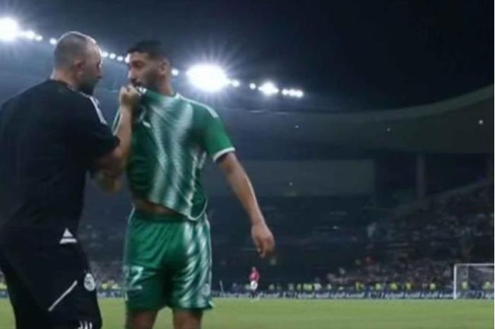 تصرف غريب لبلماضي مع ابن رحمة في لقاء الجزائر ومصر (فيديو) 652d8269423604196843c3c4