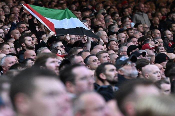 62532-علم-فلسطين-فى-ملعب-انفيلد-(1)