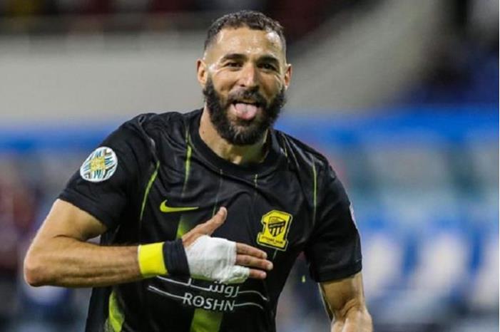 أول رد لبنزيما على أنباء رحيله عن الدوري السعودي (فيديو) 651ababc4236045cca67edc0