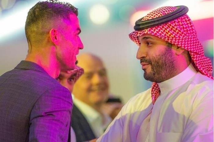 كريستيانو رونالدو يكشف كواليس مقابلته مع محمد بن سلمان (صور) 65376d234c59b77cd34e2fa6