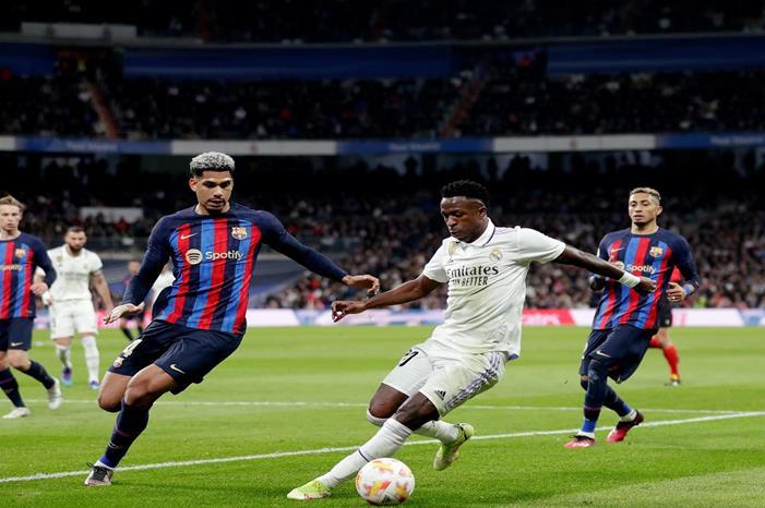 كلاسيكو الأرض.. قمة نارية بين برشلونة وريال مدريد GettyImages-1247640461