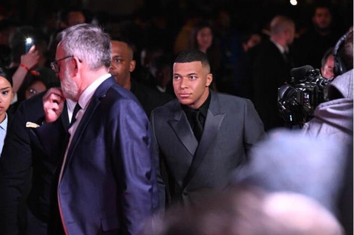 أول تعليق من مبابي على فوز ميسي بالكرة الذهبية 6540d1184c59b7744512420d