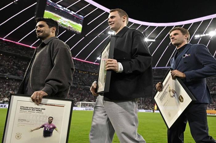 منتخب ألمانيا يكرم أساطيره المعتزلين بطريقة خاصة 670e2aed4c59b73252142aa0