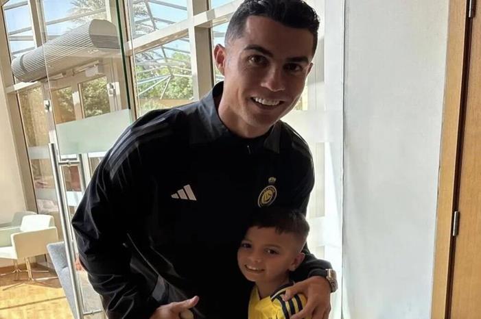 من بكين إلى الرياض.. مشجع صيني يصل السعودية على دراجته للقاء رونالدو (صورة) 6715f7814c59b73dd83182fa