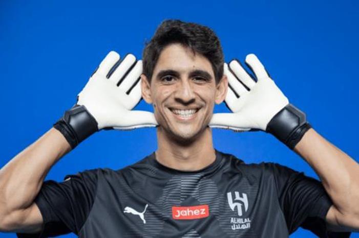الحارس المغربي ياسين بونو المُنضم حديثًا لنادي الهلال السعودي